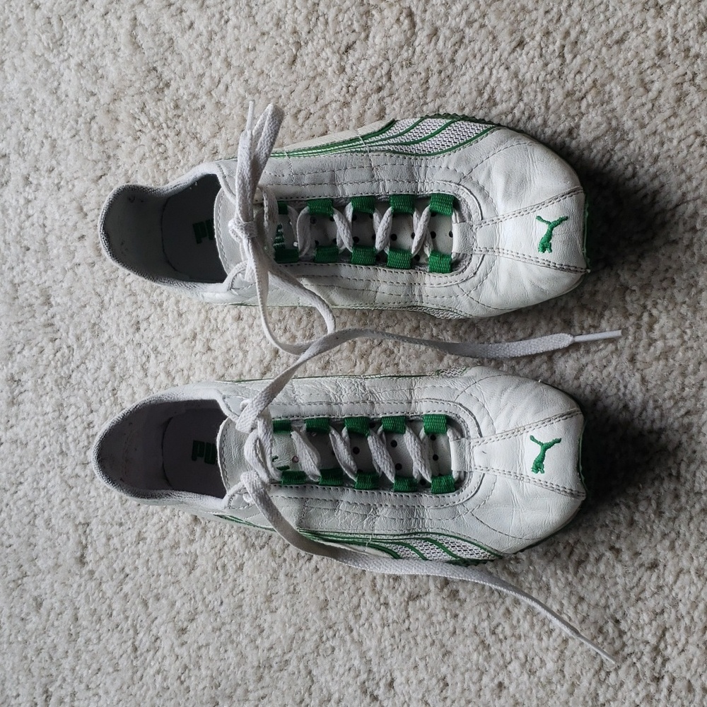 Ladies Puma leather shoes. Size 6 (kids size 4)